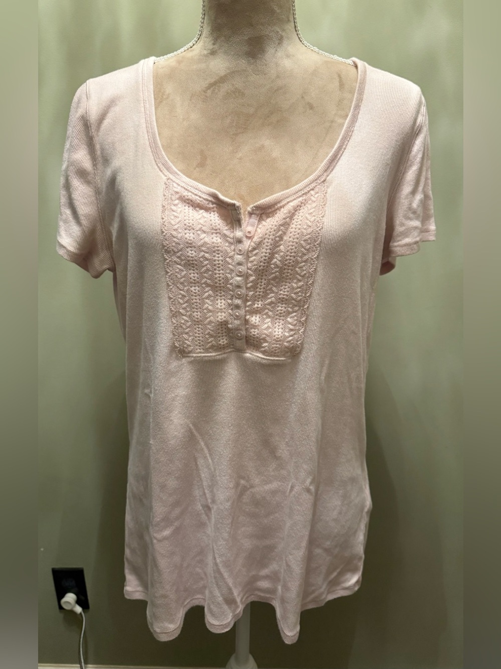 Hollister- Women's Lace-Trim Scoop Neck Tee in Light Pink. Size- XXL